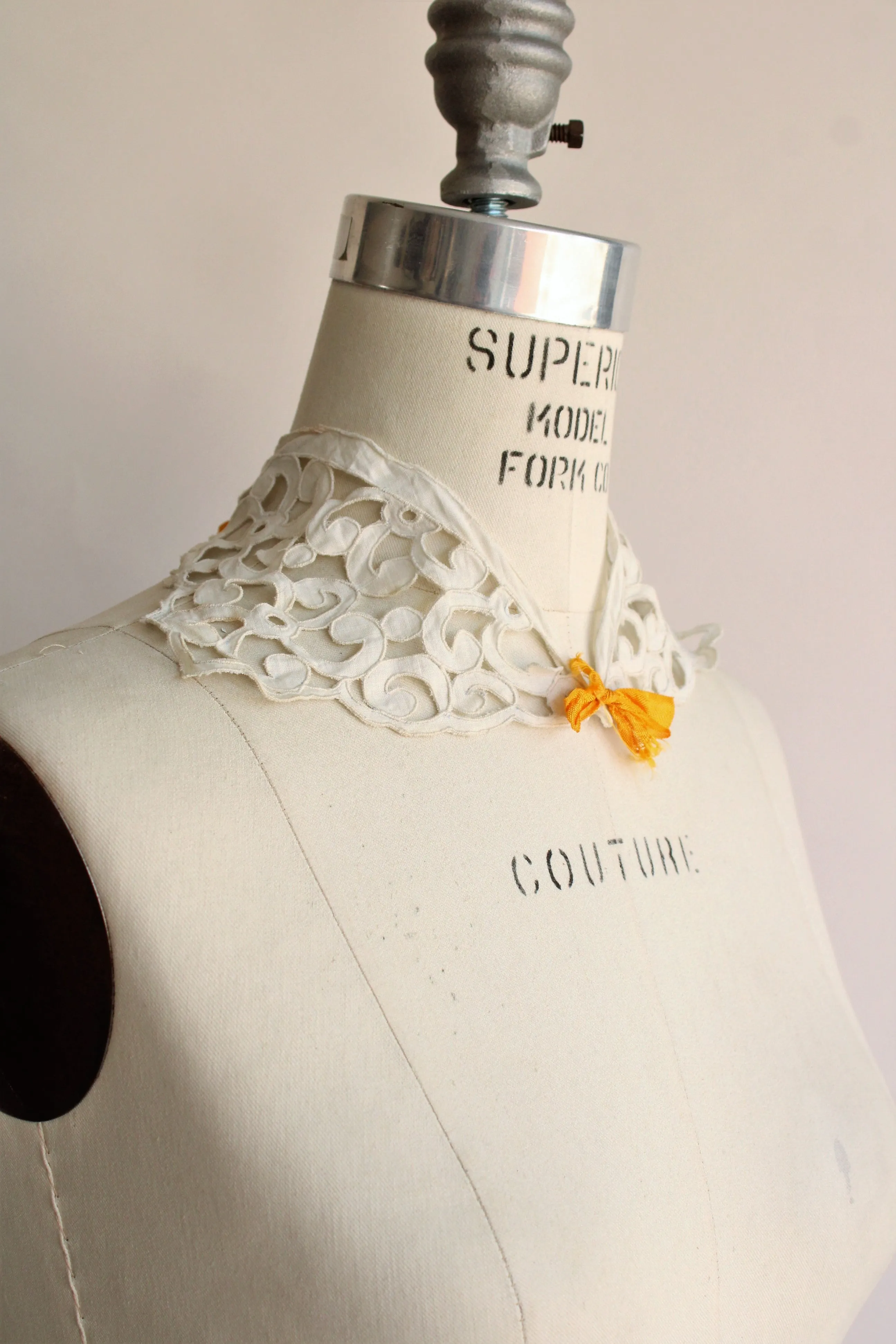 Vintage 1940s Cutwork Lace Detachable Collar
